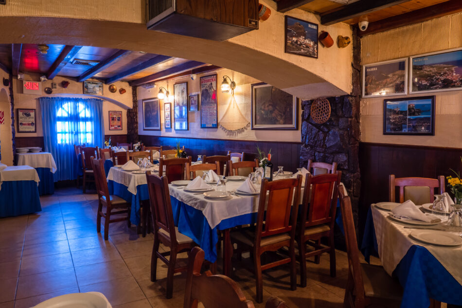 Amplio, acogedor y perfecto para grandes celebraciones. Capacidad: 66 puestos (5 mesas de 6 y 9 mesas de 4).