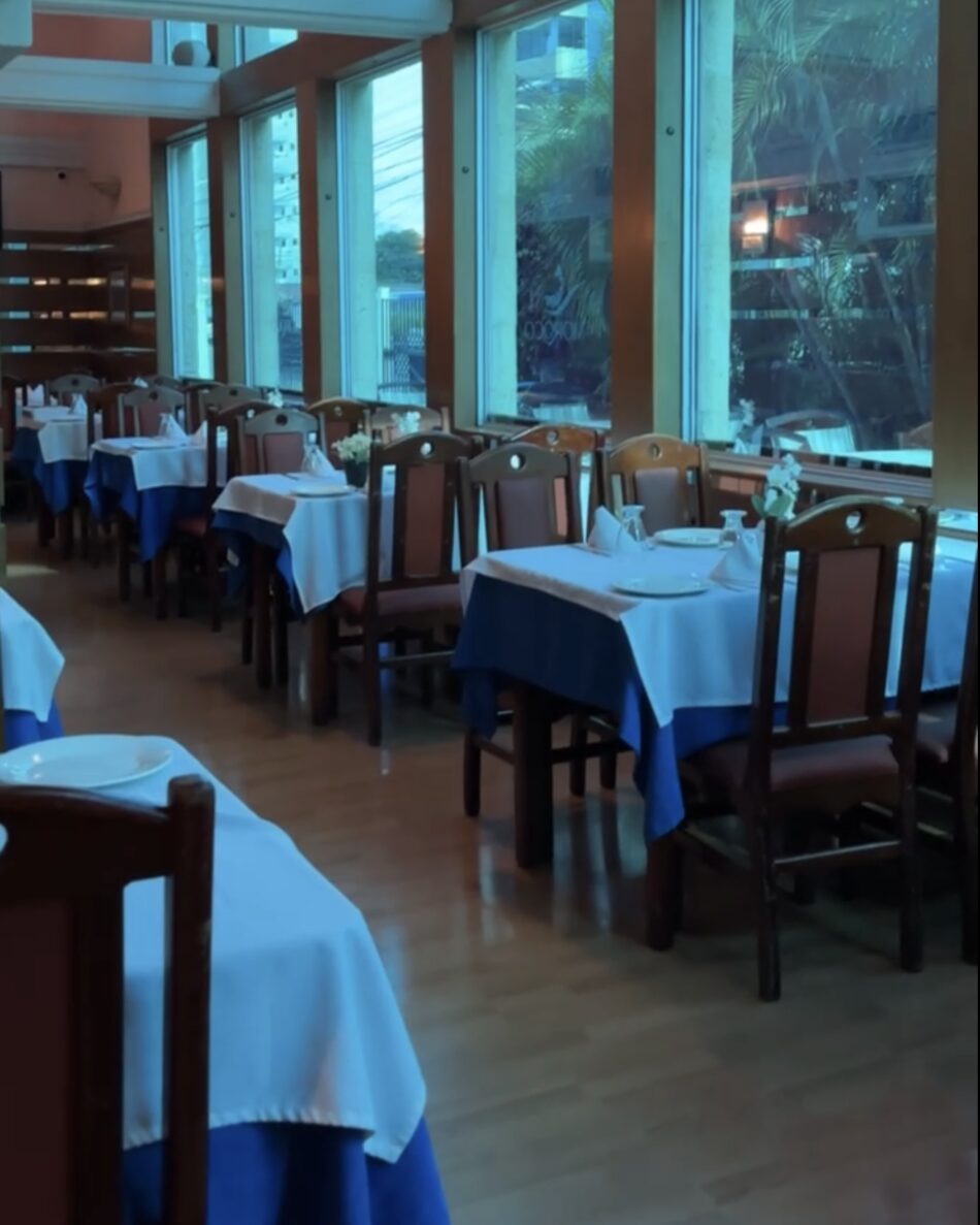 Íntimo y elegante, perfecto para grupos reducidos. Capacidad: 30 puestos."