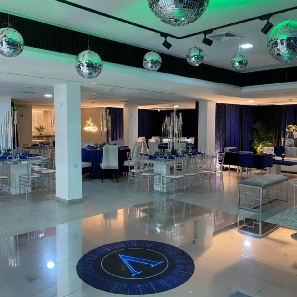 Nuestro espacio más grande, ideal para grandes celebraciones. Capacidad: 180 puestos.