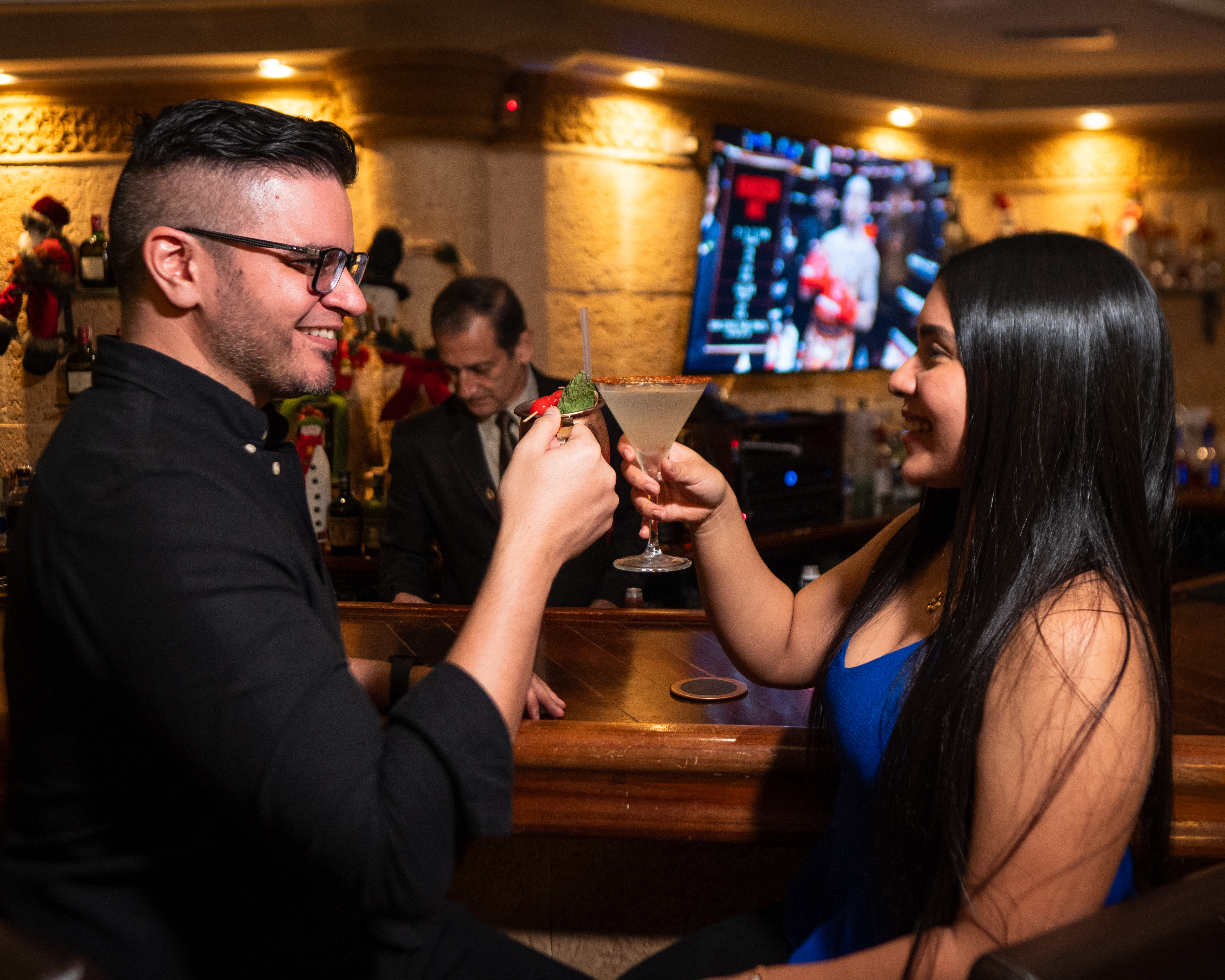 El corazón del restaurante, con música en vivo de jueves a sábado. Capacidad: 15 puestos en mesas + 25 en barra.