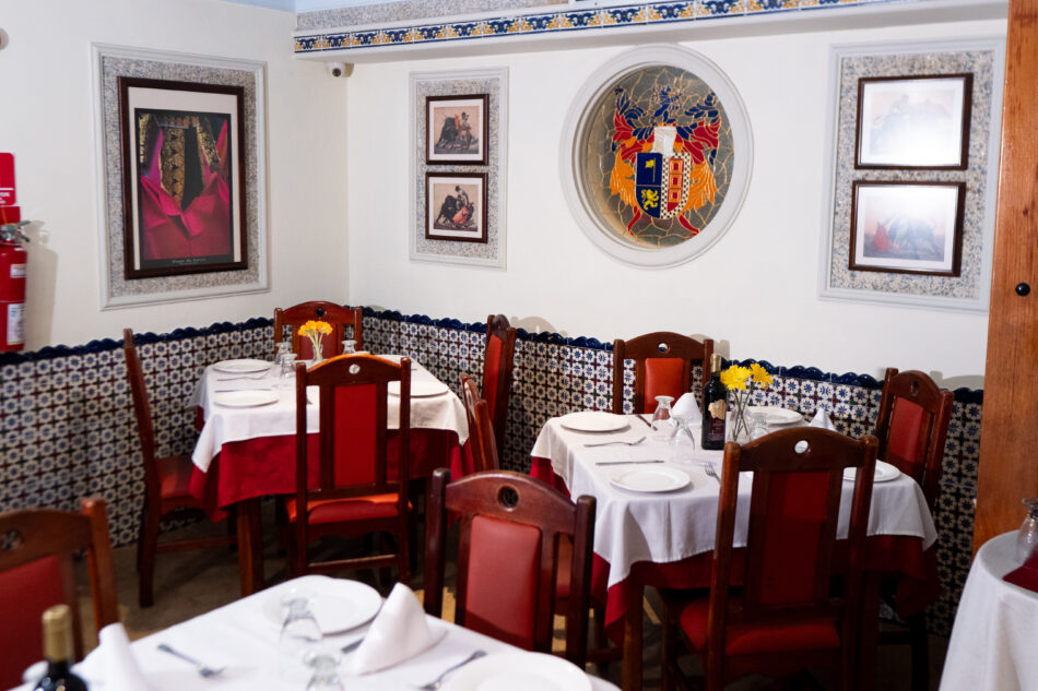 Un ambiente fresco y acogedor para reuniones especiales. Capacidad: 60 puestos.